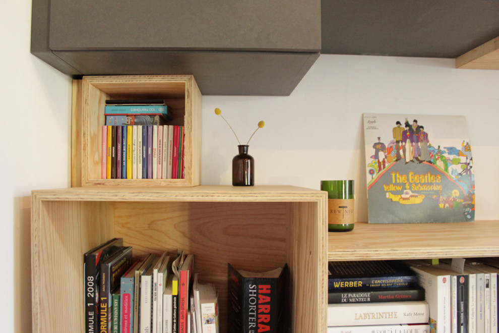 Cette photo montre un bureau tendance de taille moyenne avec une bibliothèque ou un coin lecture, un mur blanc, parquet foncé, une cheminée d'angle, un manteau de cheminée en plâtre, un bureau indépendant et un sol marron.