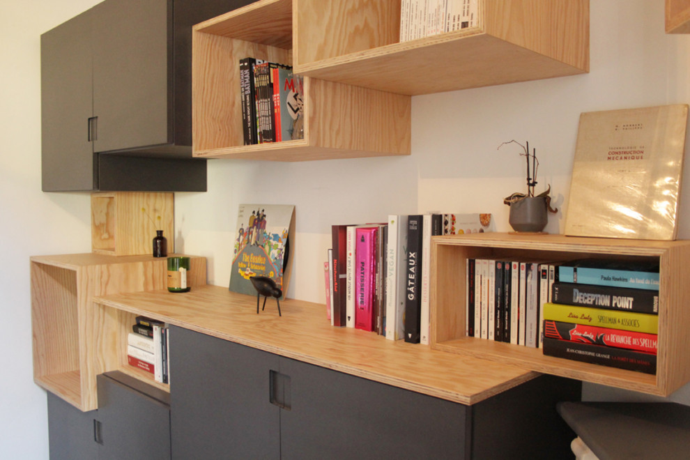 Mittelgroßes Modernes Lesezimmer mit weißer Wandfarbe, dunklem Holzboden, Eckkamin, verputzter Kaminumrandung, freistehendem Schreibtisch und braunem Boden in Rennes