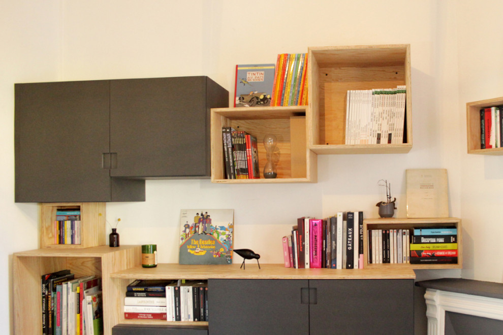 Modern inredning av ett mellanstort arbetsrum, med ett bibliotek, vita väggar, mörkt trägolv, en öppen hörnspis, en spiselkrans i gips, ett fristående skrivbord och brunt golv