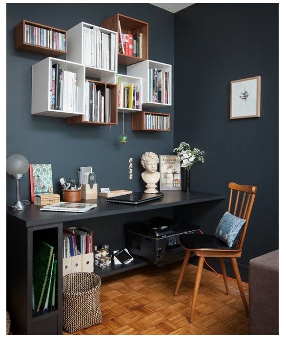 Idee per un piccolo ufficio minimal con pareti grigie, parquet chiaro e scrivania incassata