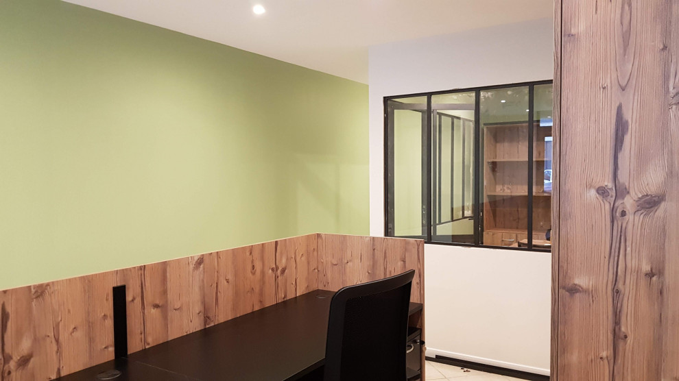 На фото: кабинет среднего размера в стиле лофт с местом для рукоделия, зелеными стенами, полом из керамической плитки, отдельно стоящим рабочим столом и бежевым полом без камина