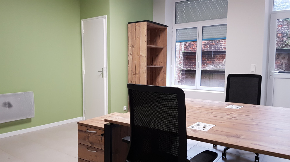 Идея дизайна: кабинет среднего размера в стиле лофт с местом для рукоделия, зелеными стенами, полом из керамической плитки, отдельно стоящим рабочим столом и бежевым полом без камина