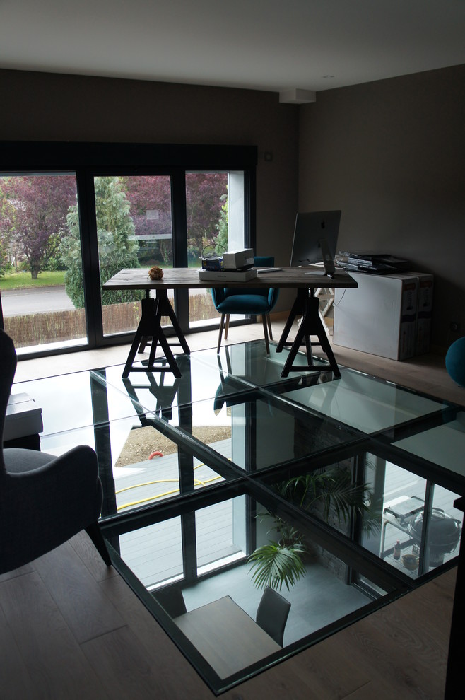 Réalisation d'un bureau design de taille moyenne avec un mur gris, parquet clair, aucune cheminée, un bureau indépendant et un sol beige.
