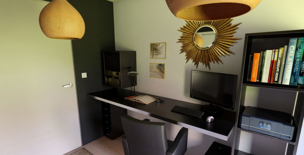 Diseño de despacho clásico renovado de tamaño medio sin chimenea con paredes blancas, suelo de contrachapado, escritorio independiente y suelo beige