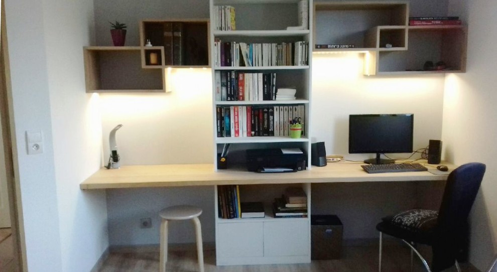 Inspiration pour un grand bureau minimaliste avec une bibliothèque ou un coin lecture et un bureau intégré.