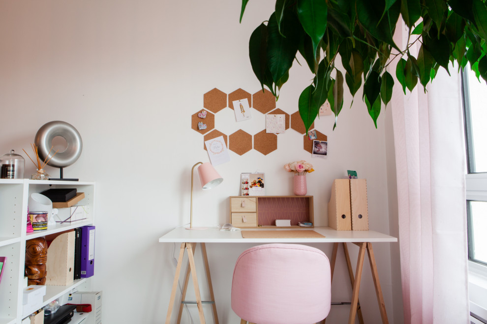 Kleines Nordisches Arbeitszimmer ohne Kamin mit Arbeitsplatz, weißer Wandfarbe, Laminat und Einbau-Schreibtisch in Lille