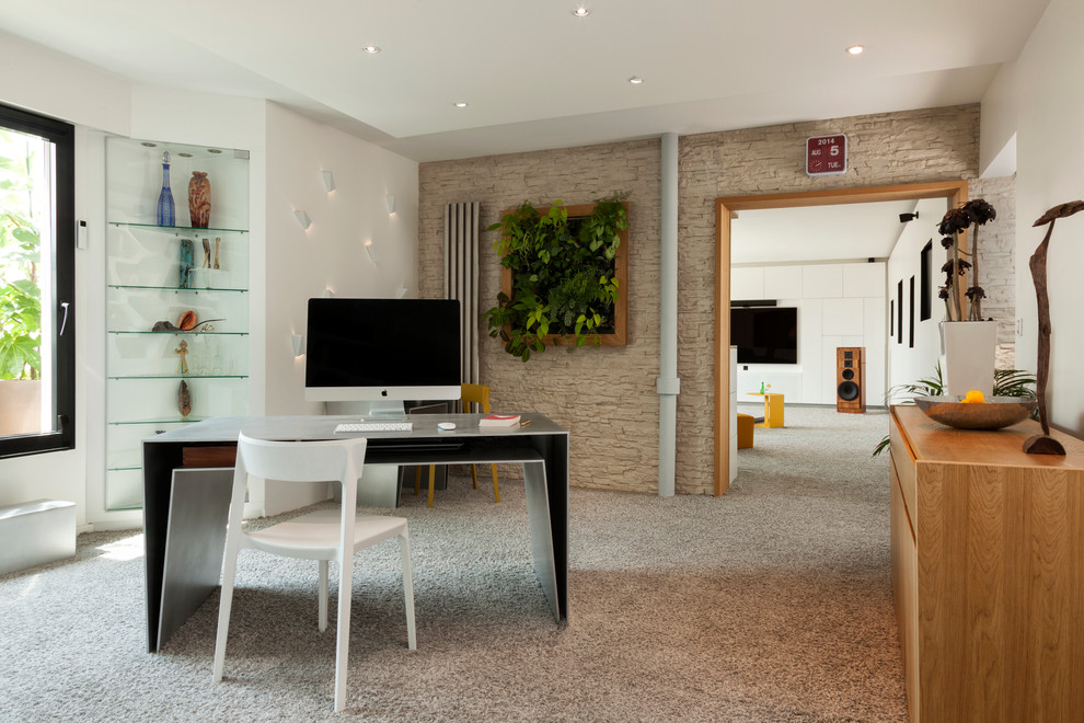 Imagen de despacho contemporáneo de tamaño medio sin chimenea con paredes blancas, moqueta, escritorio independiente y suelo gris