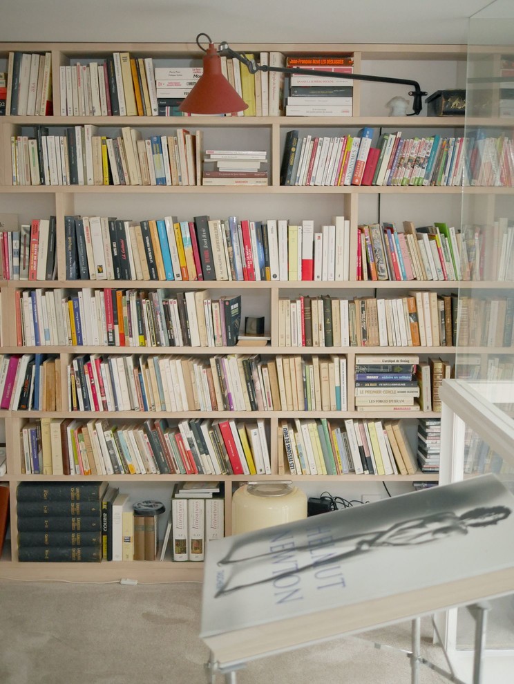 Свежая идея для дизайна: домашняя библиотека среднего размера в классическом стиле с белыми стенами, ковровым покрытием, отдельно стоящим рабочим столом и бежевым полом - отличное фото интерьера