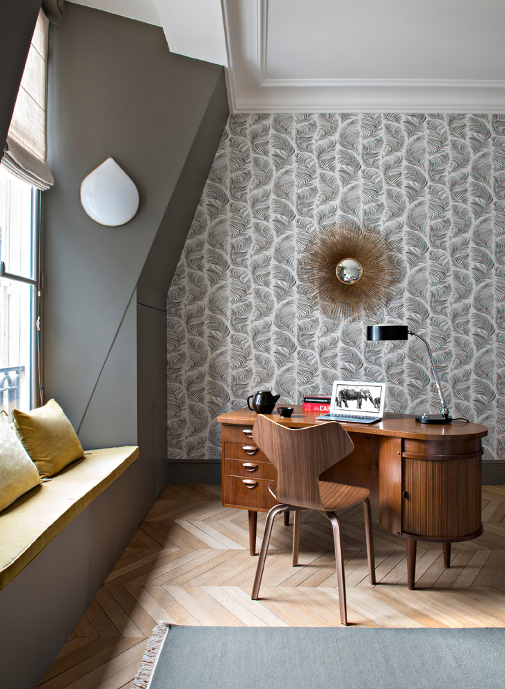 Cette photo montre un bureau chic avec un mur gris, un bureau indépendant, un sol marron et parquet clair.