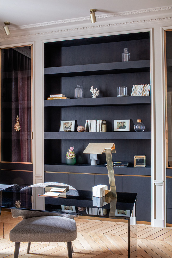 Стильный дизайн: кабинет в стиле неоклассика (современная классика) с белыми стенами, светлым паркетным полом, отдельно стоящим рабочим столом и коричневым полом - последний тренд
