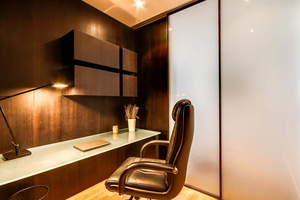This is an example of a contemporary home office in Paris.