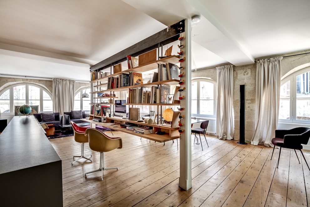 Idéer för att renovera ett stort industriellt hemmabibliotek, med ett inbyggt skrivbord och mellanmörkt trägolv
