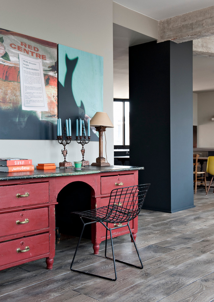 Mittelgroßes Industrial Arbeitszimmer ohne Kamin mit Arbeitsplatz, grauer Wandfarbe, dunklem Holzboden und freistehendem Schreibtisch in Paris