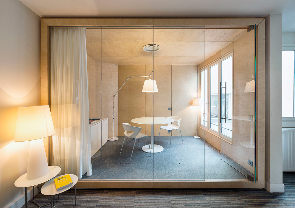 パリにある高級な小さなコンテンポラリースタイルのおしゃれな書斎 (茶色い壁、リノリウムの床、暖炉なし、自立型机) の写真