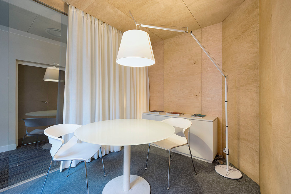 Imagen de despacho contemporáneo pequeño sin chimenea con paredes marrones, suelo de linóleo y escritorio independiente