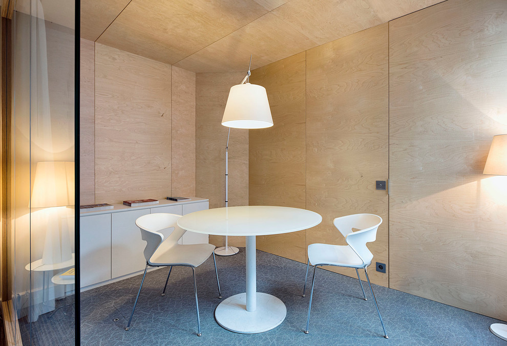 Ispirazione per un piccolo ufficio design con pareti marroni, pavimento in linoleum, nessun camino e scrivania autoportante