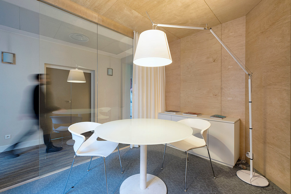 Foto de despacho actual pequeño sin chimenea con paredes marrones, suelo de linóleo y escritorio independiente