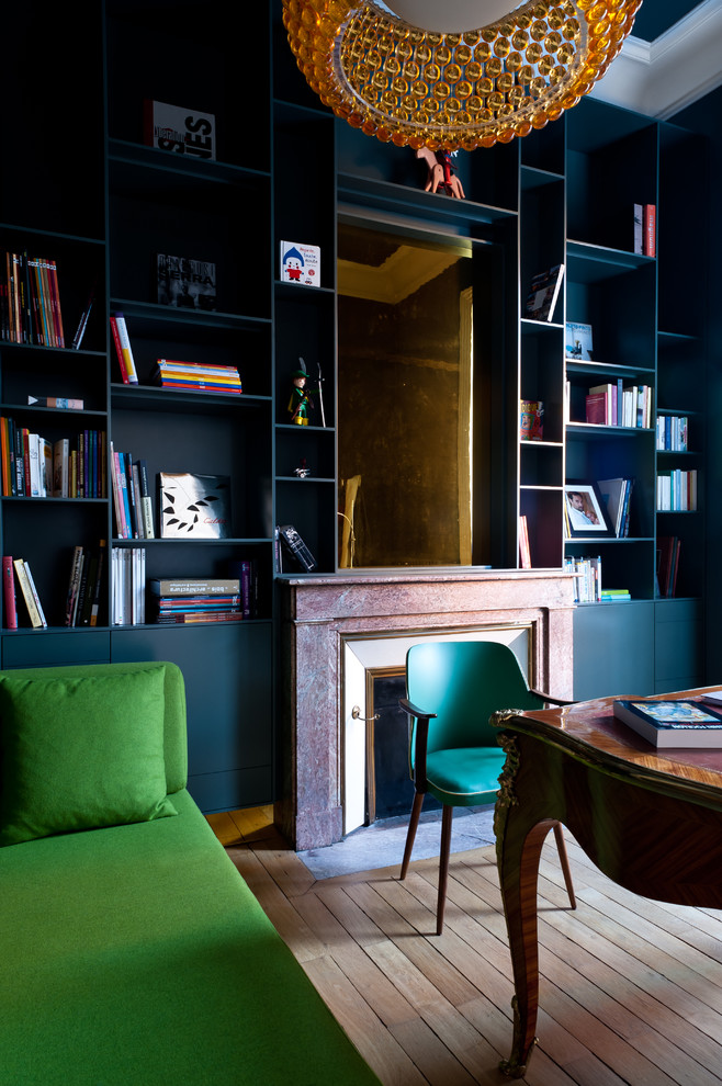 Idée de décoration pour un bureau design de taille moyenne avec parquet clair, un bureau indépendant et un sol marron.