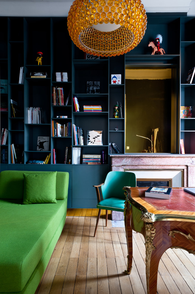 Exemple d'un bureau tendance de taille moyenne avec parquet clair, un bureau indépendant et un sol marron.