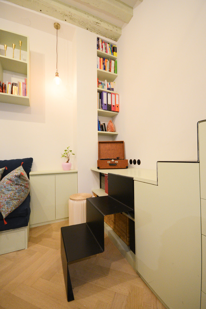 ボルドーにある低価格の小さなインダストリアルスタイルのおしゃれな書斎 (淡色無垢フローリング、暖炉なし、造り付け机、白い壁、ベージュの床) の写真