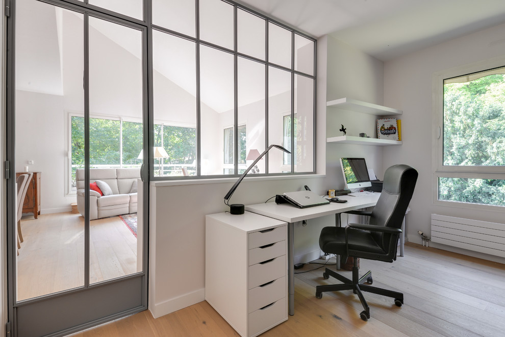Idées déco pour un grand bureau classique avec un mur blanc, parquet clair et un bureau indépendant.
