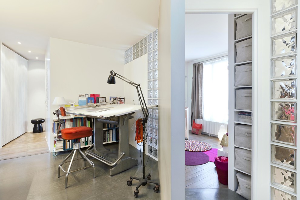 Aménagement d'un bureau contemporain de type studio et de taille moyenne avec un bureau indépendant et un mur blanc.