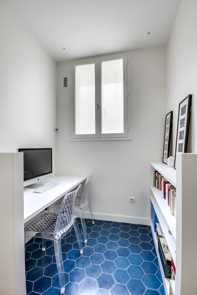 Inspiration for a contemporary home office remodel in Paris