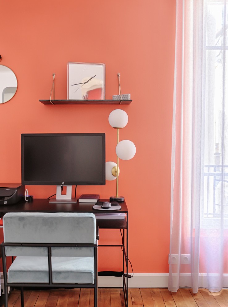 Idéer för ett modernt arbetsrum, med orange väggar