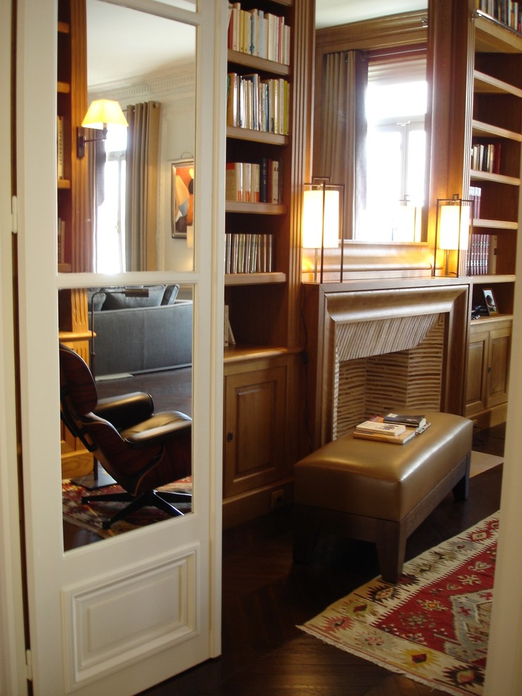 Cette image montre un bureau traditionnel de taille moyenne avec une bibliothèque ou un coin lecture, un sol en bois brun, une cheminée standard, un manteau de cheminée en bois, un bureau indépendant et un sol marron.