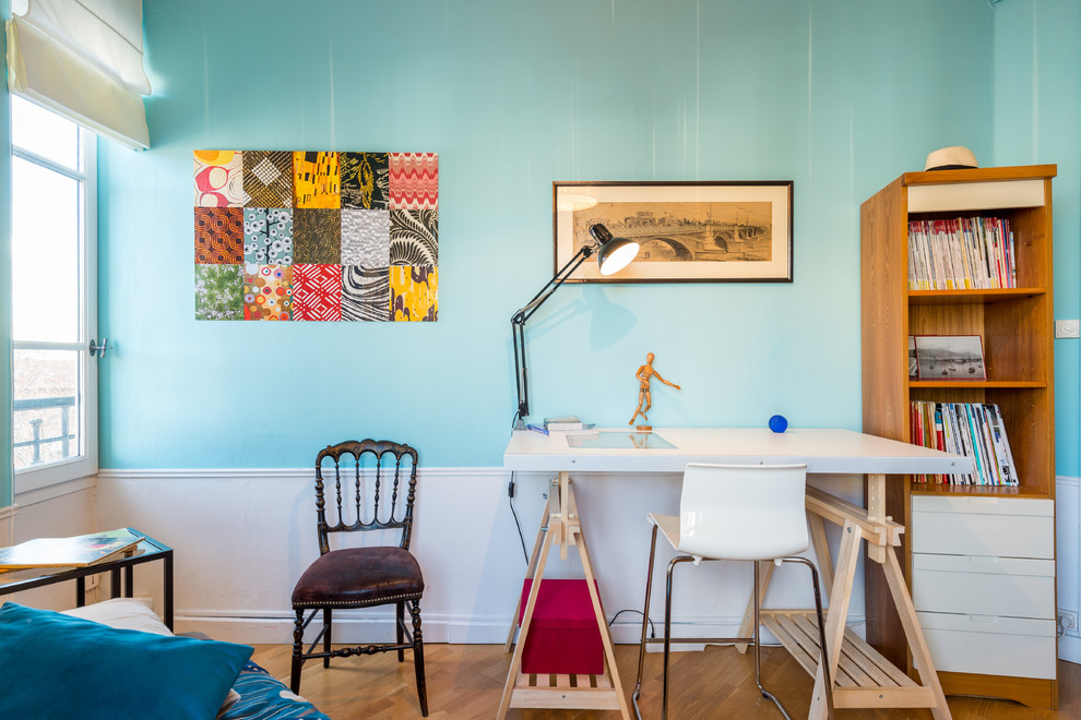 Inspiration för ett mellanstort eklektiskt hemmabibliotek, med blå väggar, mellanmörkt trägolv och ett fristående skrivbord