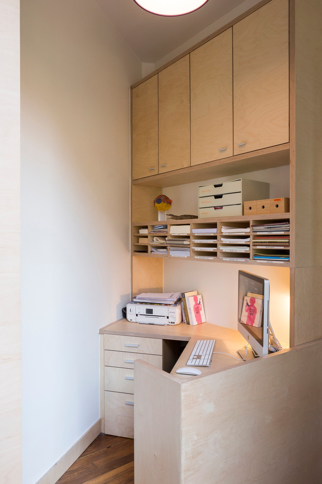 Esempio di un piccolo ufficio design con scrivania incassata, pareti bianche e pavimento in legno massello medio