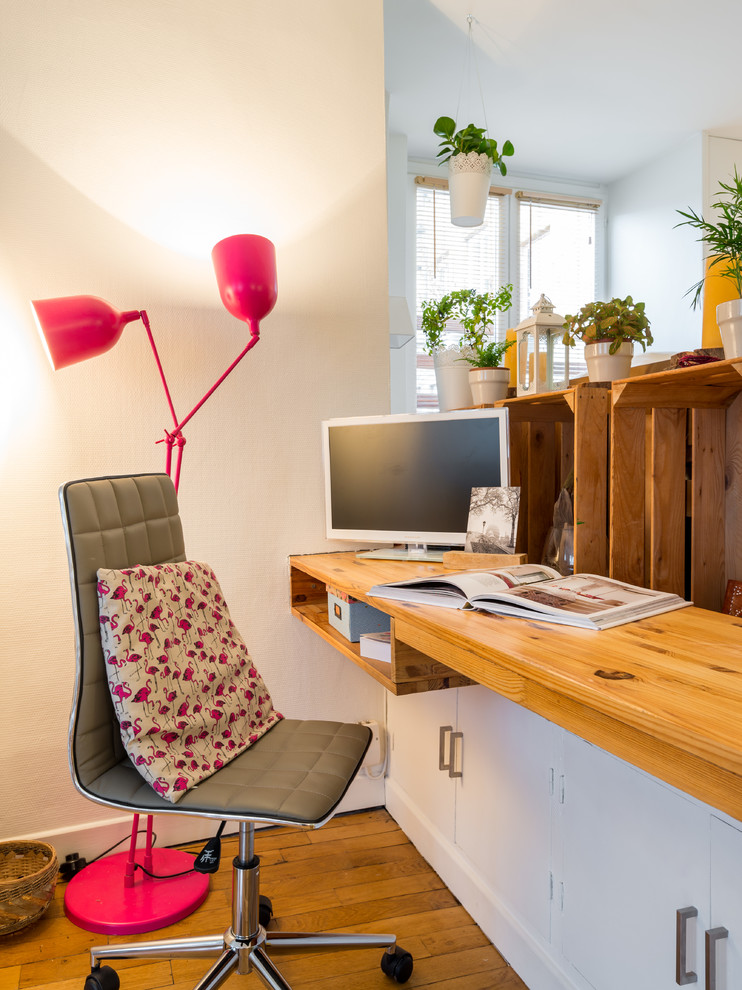 Exemple d'un petit bureau scandinave avec un mur blanc, un sol en bois brun et un bureau indépendant.