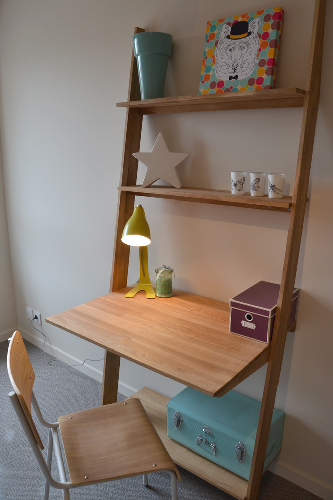 Modelo de despacho nórdico pequeño sin chimenea con paredes beige, suelo de linóleo, escritorio independiente y suelo gris
