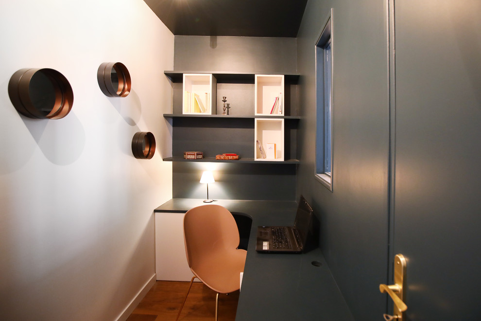 Inspiration pour un bureau minimaliste de taille moyenne avec un mur bleu et un bureau intégré.