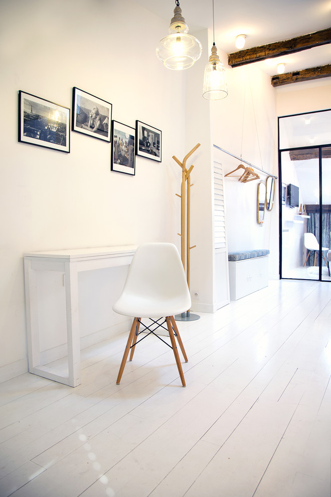 Свежая идея для дизайна: рабочее место среднего размера в скандинавском стиле с белыми стенами, деревянным полом и отдельно стоящим рабочим столом - отличное фото интерьера