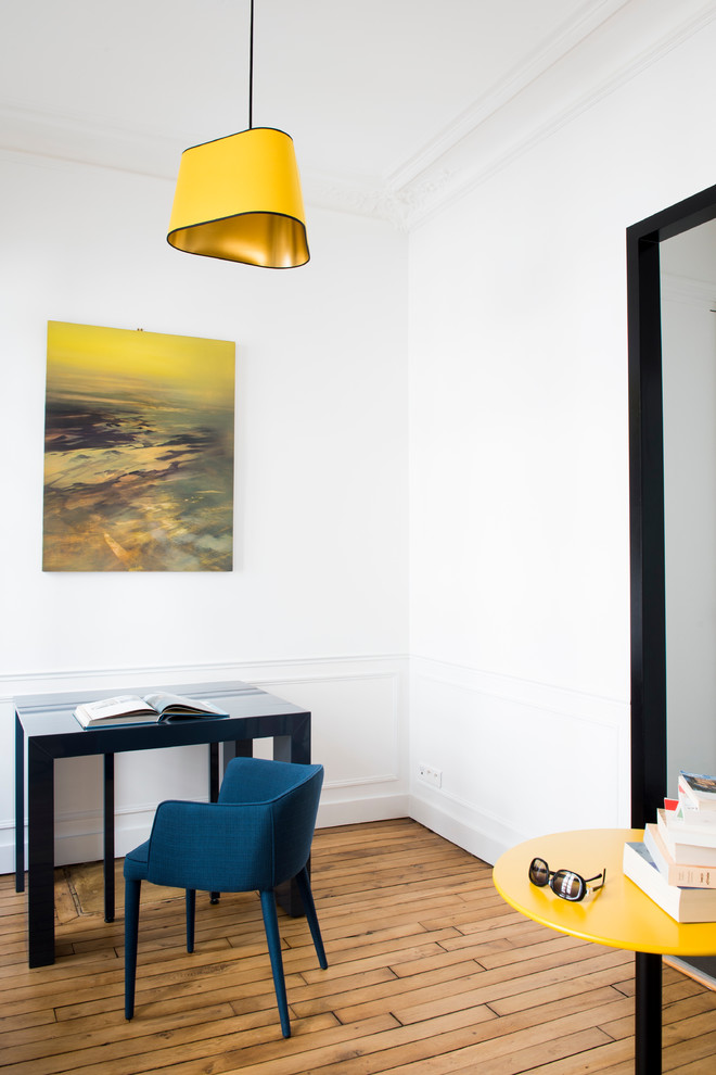 Imagen de despacho tradicional renovado de tamaño medio con paredes blancas, suelo de madera en tonos medios, escritorio independiente y suelo beige