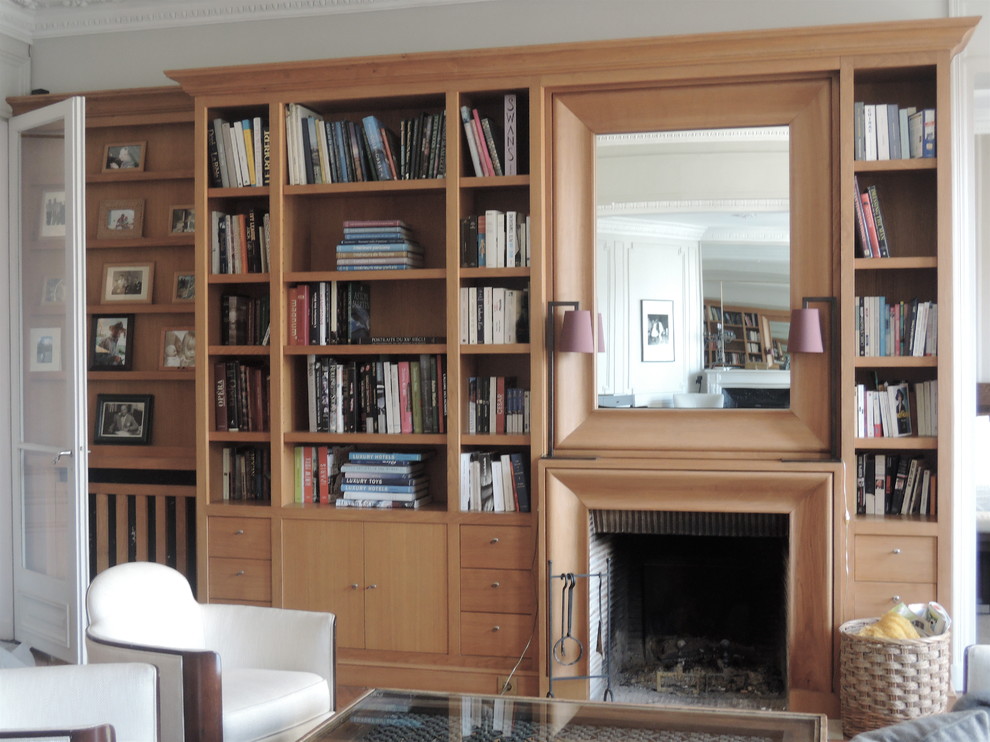 パリにある広いトランジショナルスタイルのおしゃれなホームオフィス・書斎 (木材の暖炉まわり) の写真