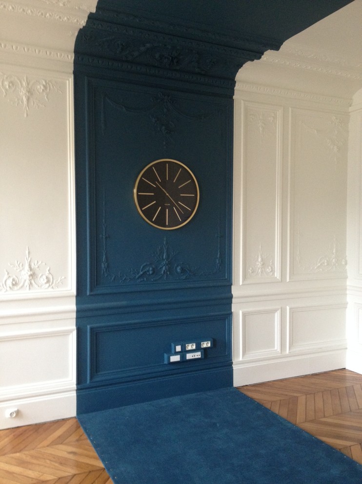 Idée de décoration pour un bureau tradition de taille moyenne avec un mur bleu, parquet foncé, aucune cheminée et un bureau indépendant.