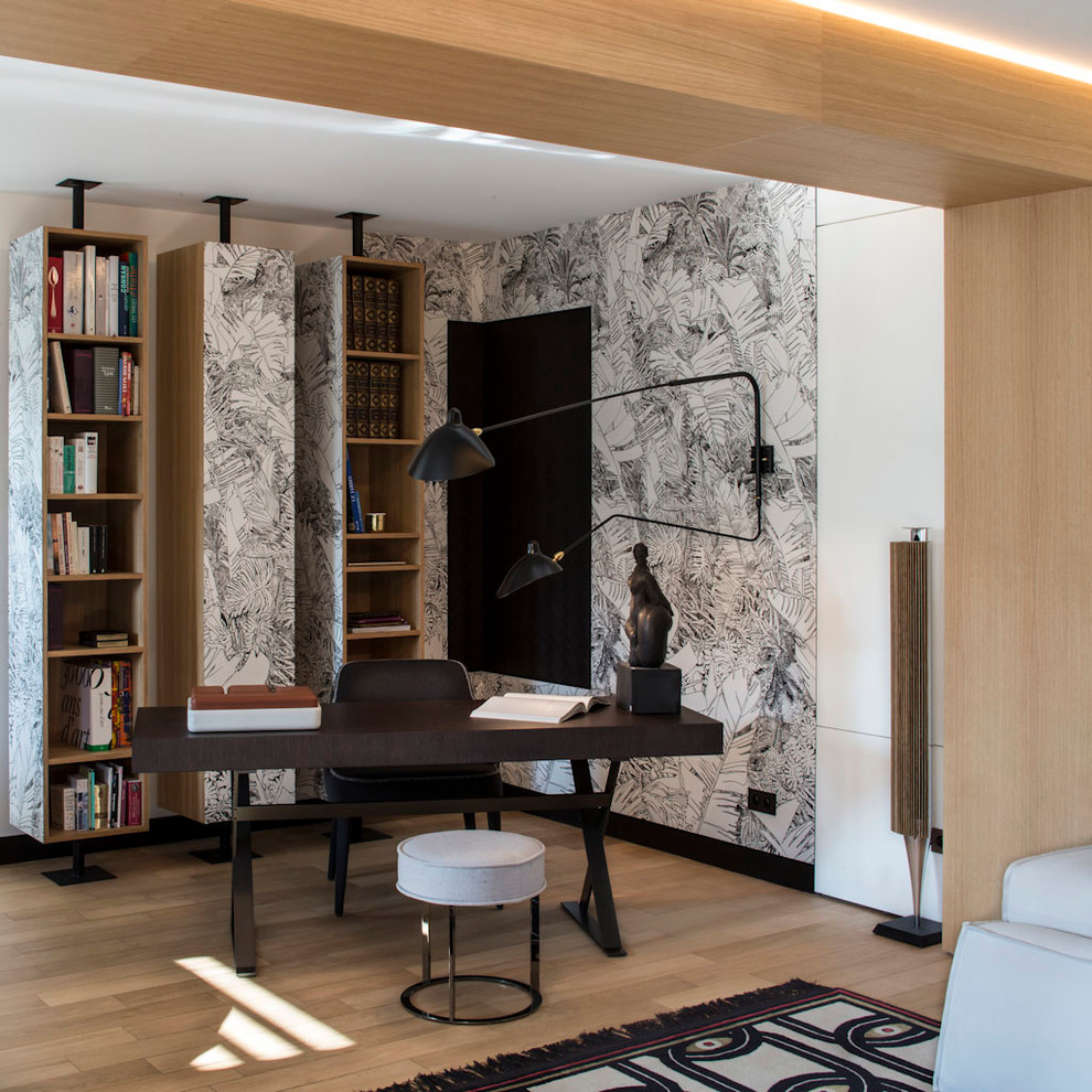Mittelgroßes Modernes Arbeitszimmer ohne Kamin mit Arbeitsplatz, hellem Holzboden, freistehendem Schreibtisch und bunten Wänden in Lyon