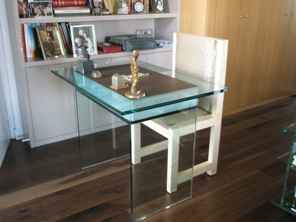 Modelo de despacho contemporáneo de tamaño medio con paredes blancas, suelo de madera oscura, escritorio independiente y suelo marrón
