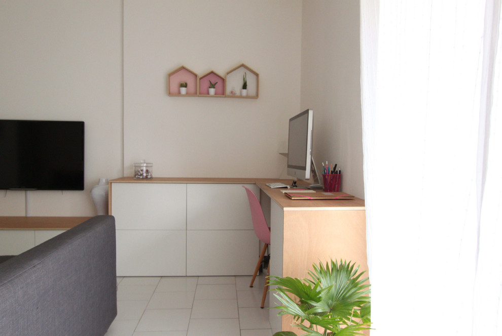 Foto de despacho escandinavo pequeño sin chimenea con paredes blancas, suelo de baldosas de cerámica y escritorio empotrado