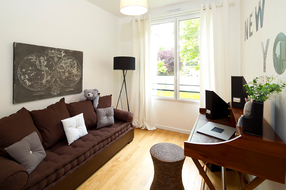 Idées déco pour un bureau classique avec une bibliothèque ou un coin lecture, un mur blanc, un sol beige et un sol en bois brun.