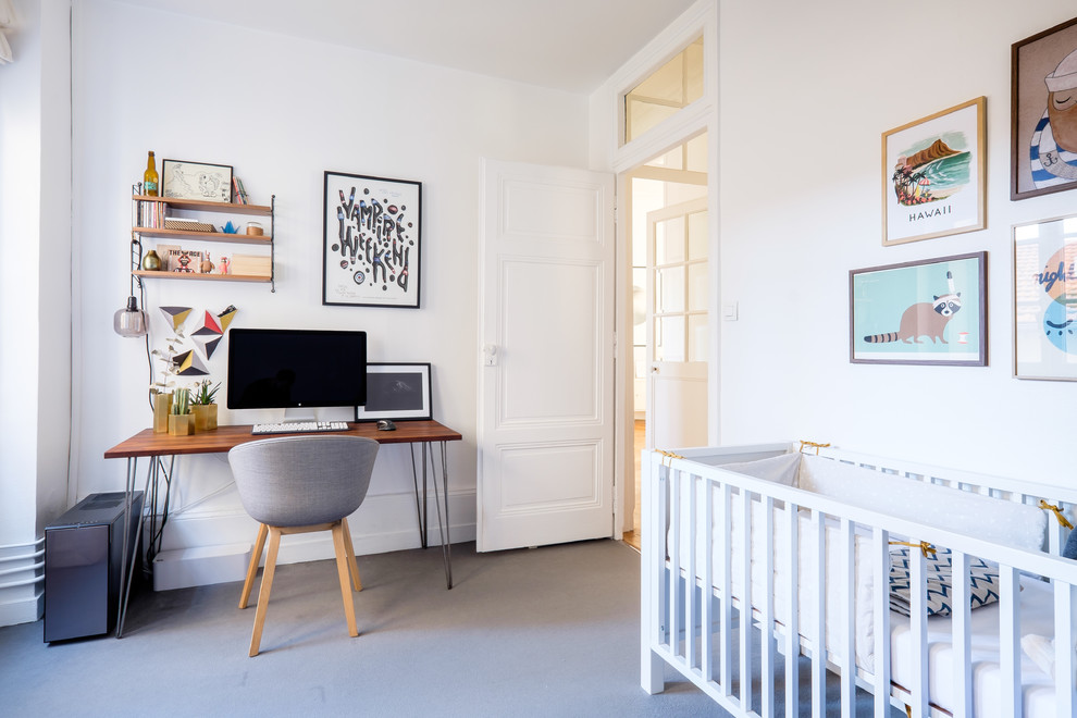 Ejemplo de despacho nórdico con paredes blancas, moqueta, escritorio independiente y suelo gris
