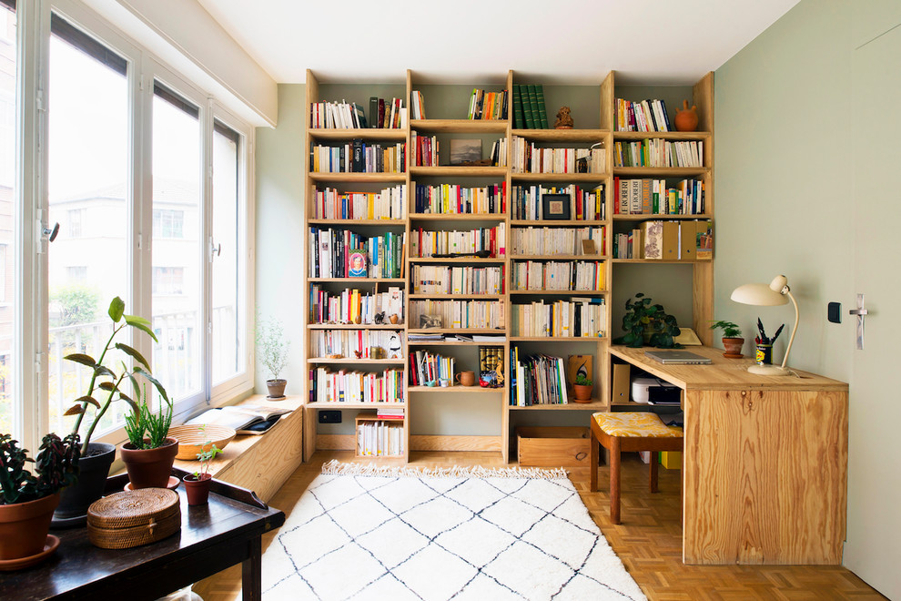 レンヌにあるコンテンポラリースタイルのおしゃれなホームオフィス・書斎 (ライブラリー、グレーの壁、無垢フローリング、自立型机、茶色い床) の写真