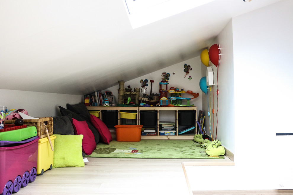 Inspiration för mellanstora minimalistiska arbetsrum, med ett bibliotek, vita väggar och ljust trägolv