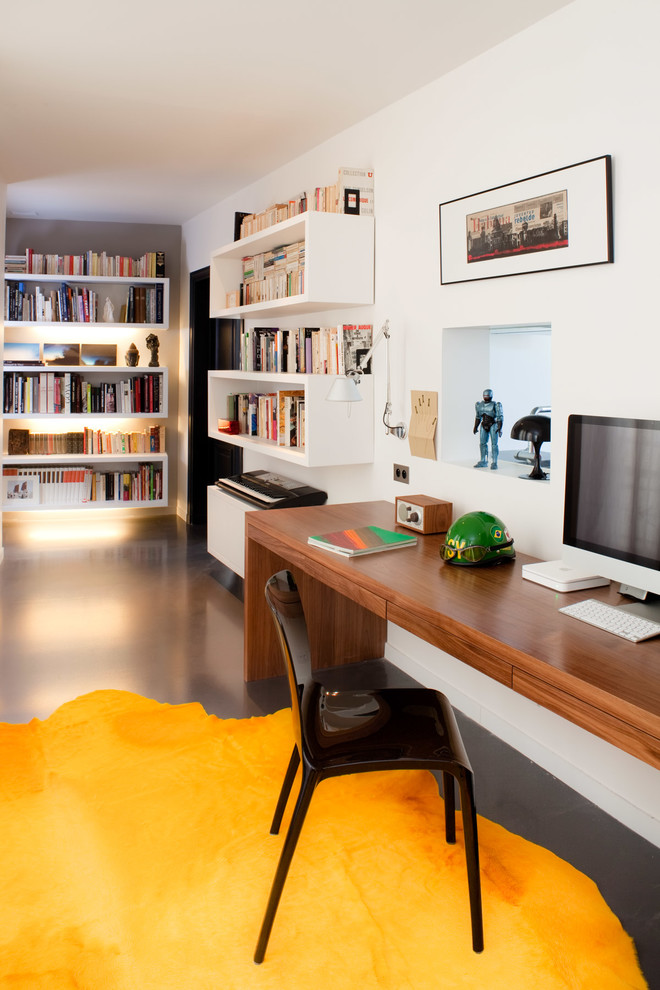 Mittelgroßes Modernes Arbeitszimmer ohne Kamin mit Arbeitsplatz, weißer Wandfarbe und freistehendem Schreibtisch in Paris