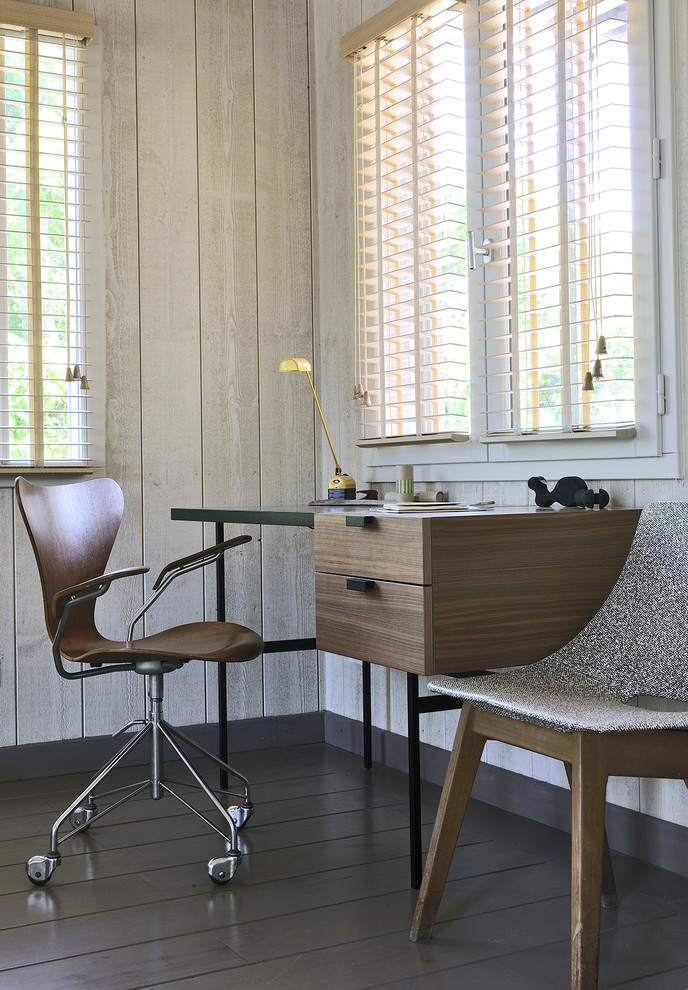 Ispirazione per un ufficio costiero di medie dimensioni con pareti beige, pavimento in legno verniciato e scrivania autoportante