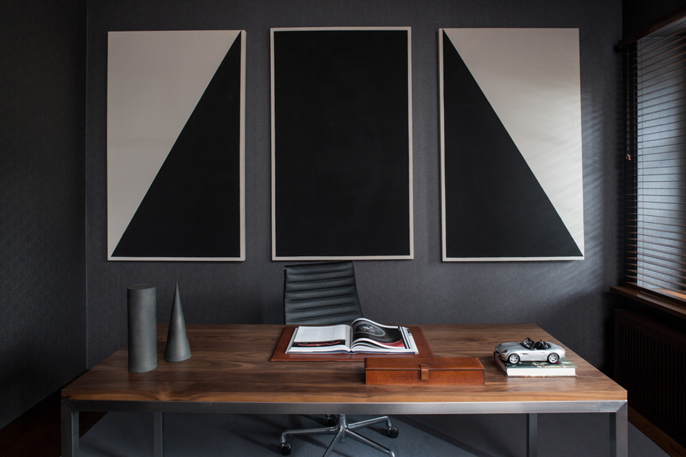 Immagine di un ufficio minimal con pareti grigie, moquette, nessun camino e scrivania autoportante