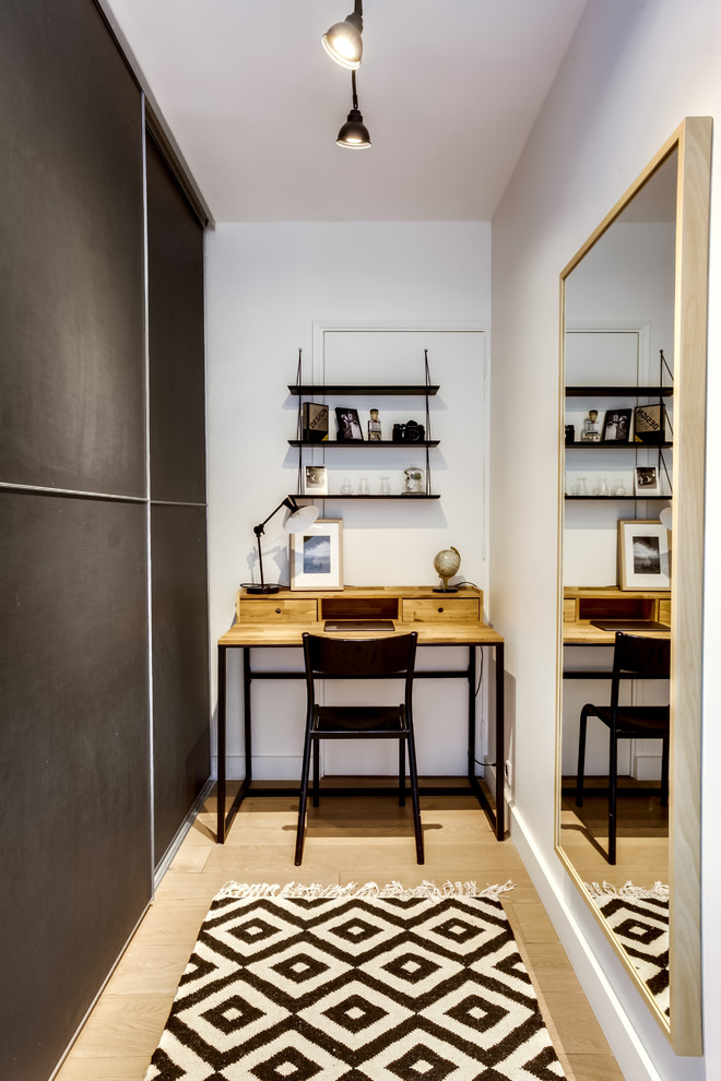 Idee per uno studio scandinavo con pareti bianche, parquet chiaro, scrivania autoportante e pavimento beige