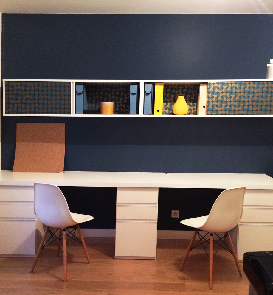 Immagine di un ufficio scandinavo con pareti blu, pavimento in legno massello medio, nessun camino e pavimento marrone